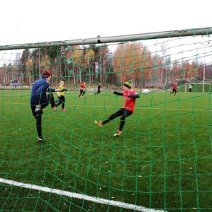 Lööpin maalivahti Samuel Nyroos purkaa pallon selvemmile vesille.