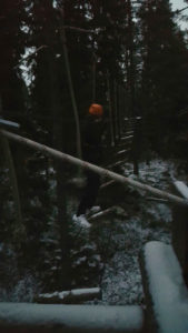 Jesse Kuparinen haastoi pimeydessä lumisen radan.